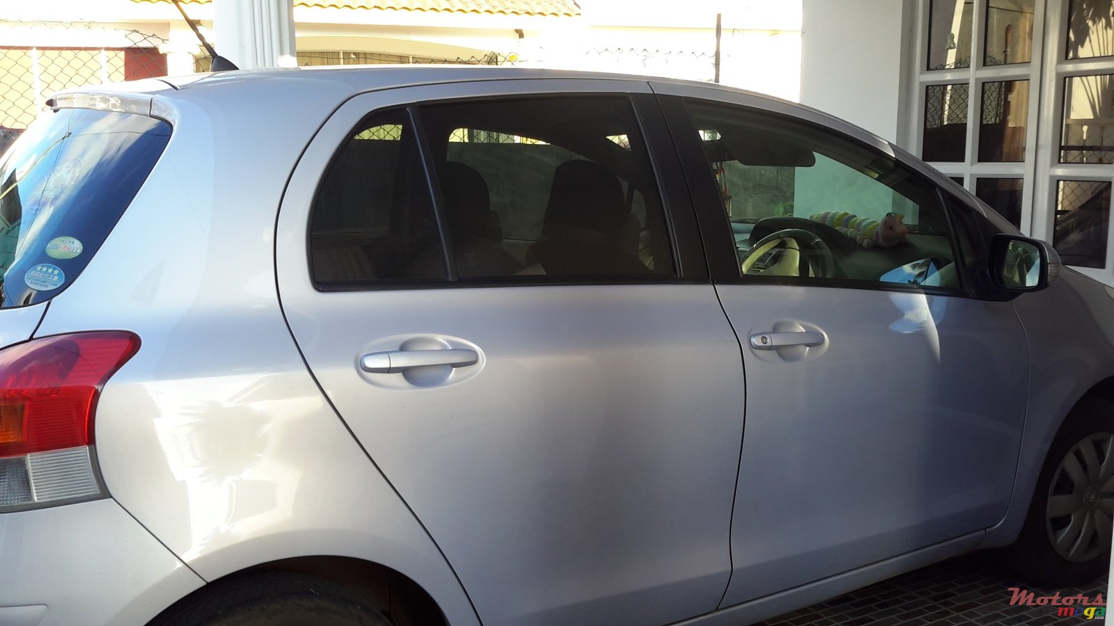 2009' Toyota Vitz photo #1