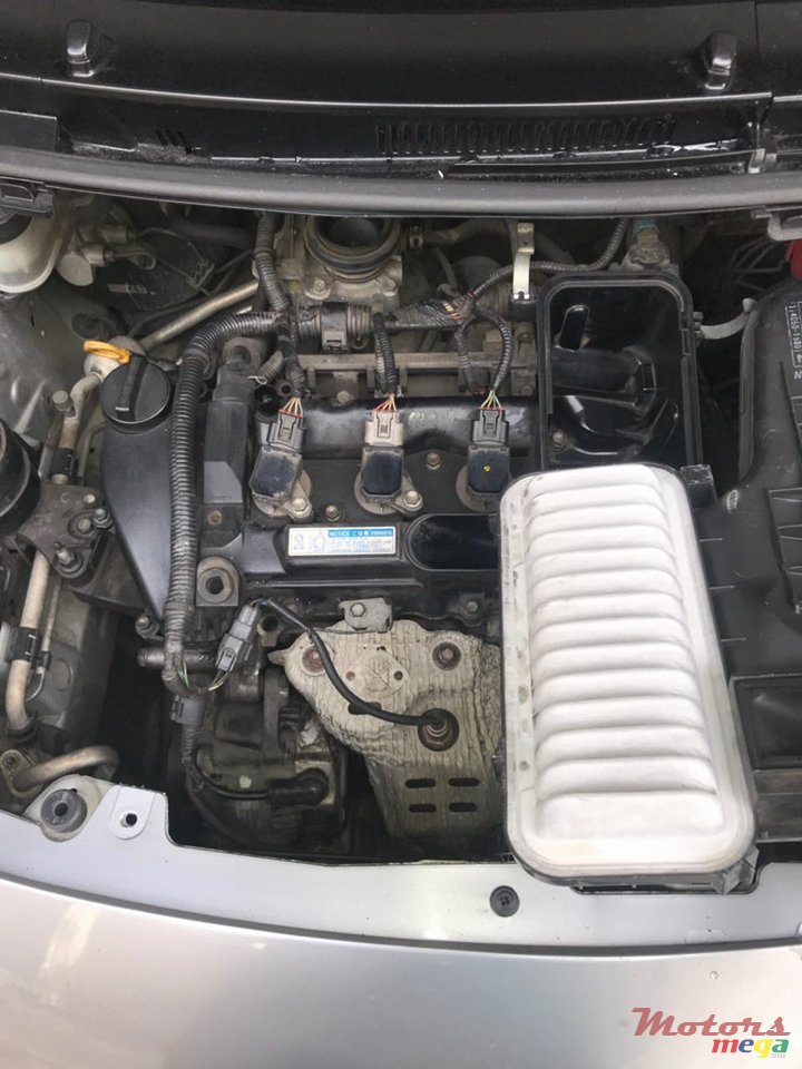 2009' Toyota Vitz photo #2