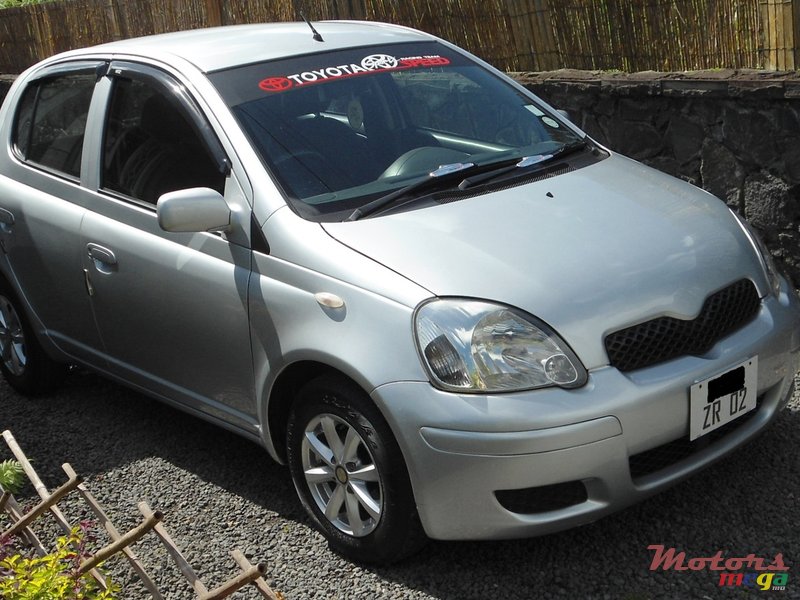 2002' Toyota Vitz photo #2