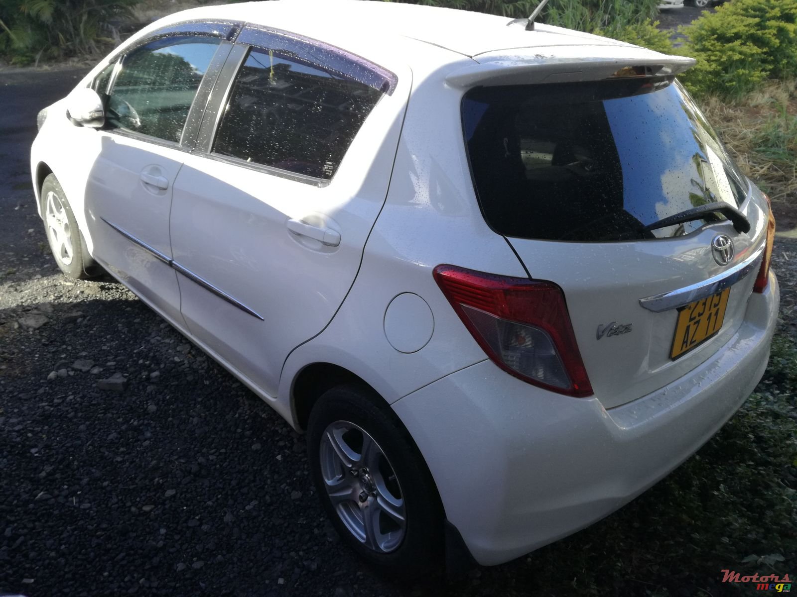 2011' Toyota Vitz photo #2