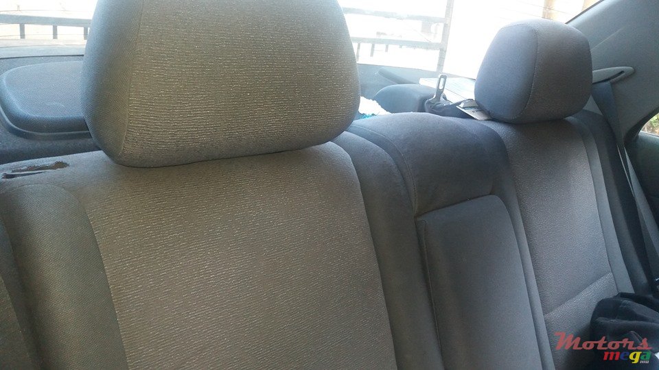 2002' Mitsubishi Carisma photo #5