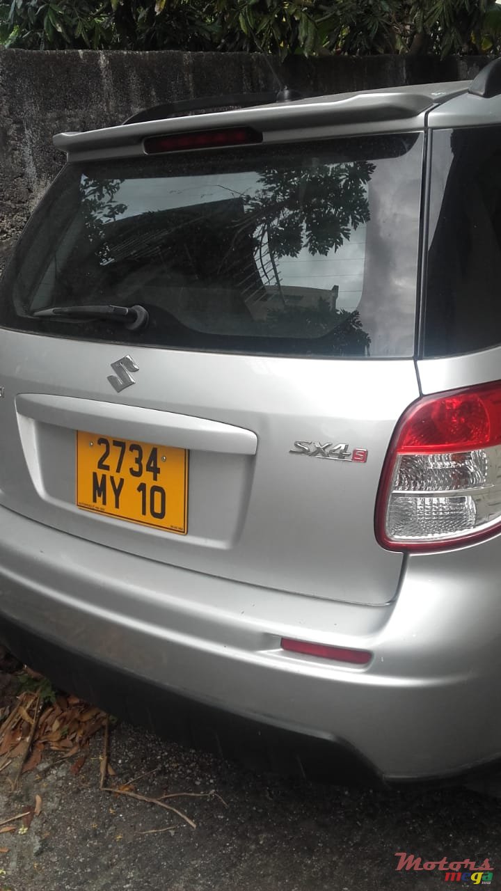 2010' Suzuki SX4 S photo #2