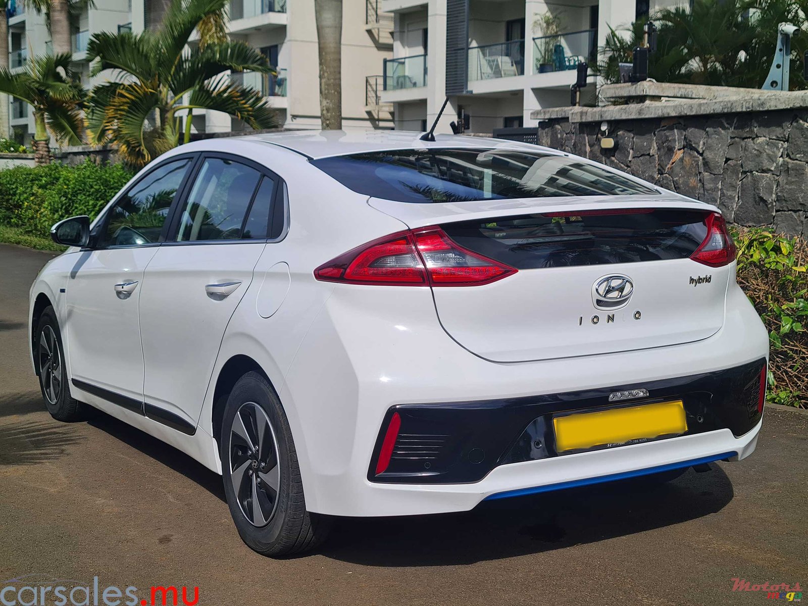 2018' Hyundai Ioniq Hybrid photo #3