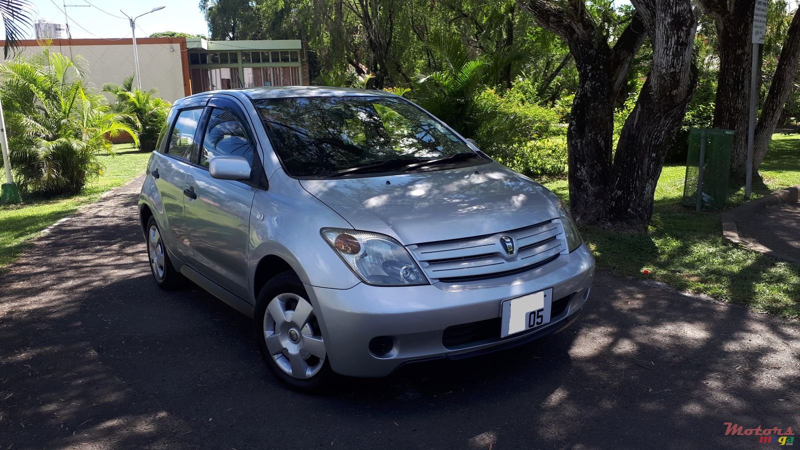 2005' Toyota IST photo #1