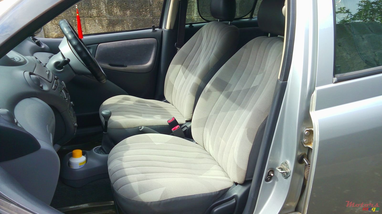 2000' Toyota Vitz photo #4