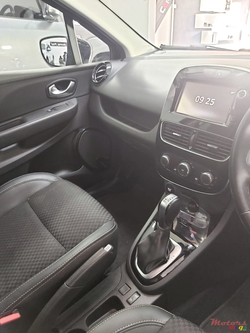 2018' Renault Clio Intens photo #2