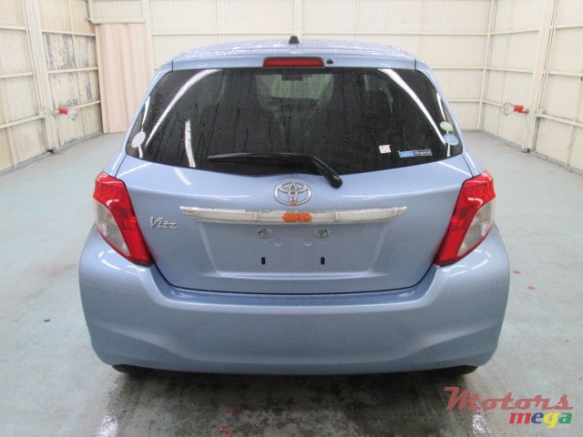 2011' Toyota Vitz F photo #5