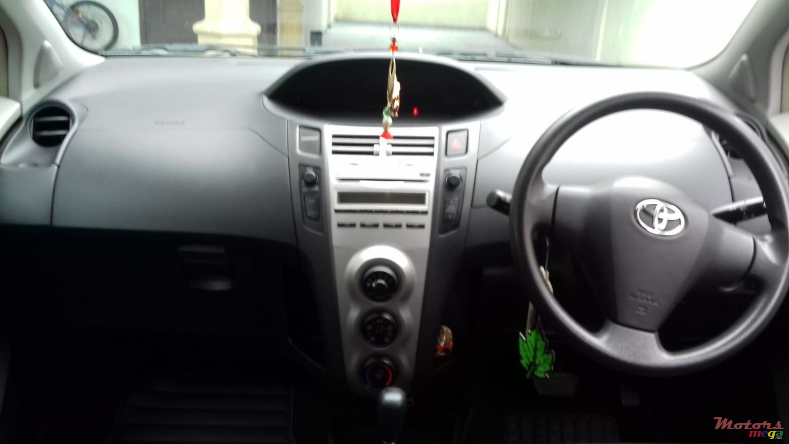 2008' Toyota Vitz photo #2