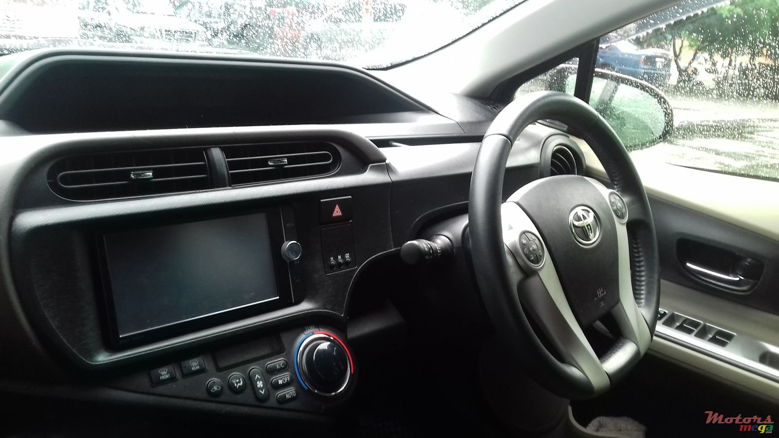 2012' Toyota Prius c photo #1