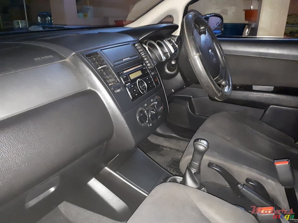 2008' Nissan Tiida photo #1