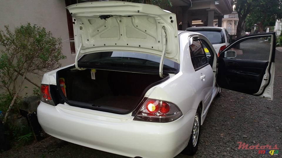 2004' Mitsubishi Lancer GLX photo #7