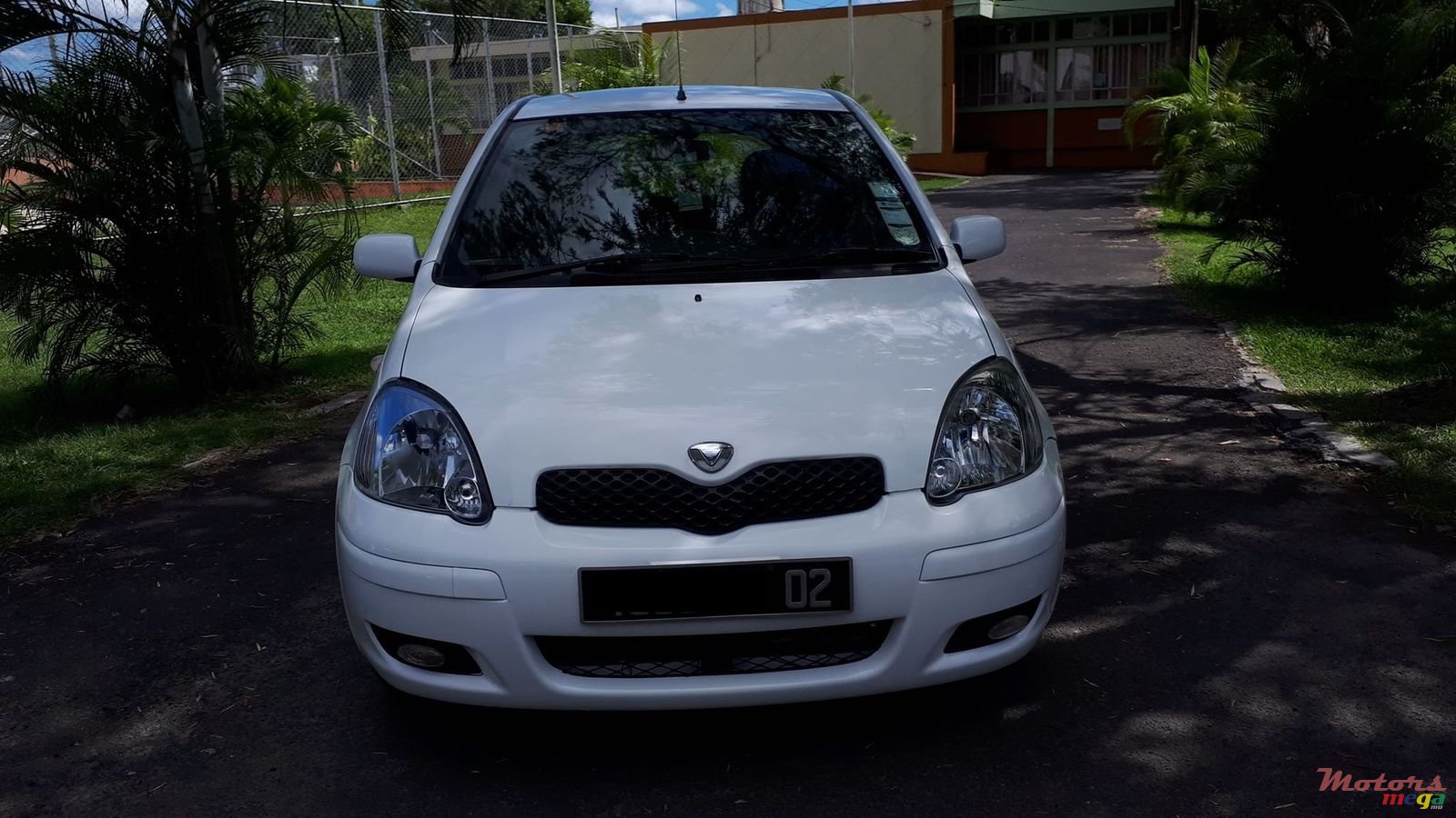 2002' Toyota Vitz photo #2