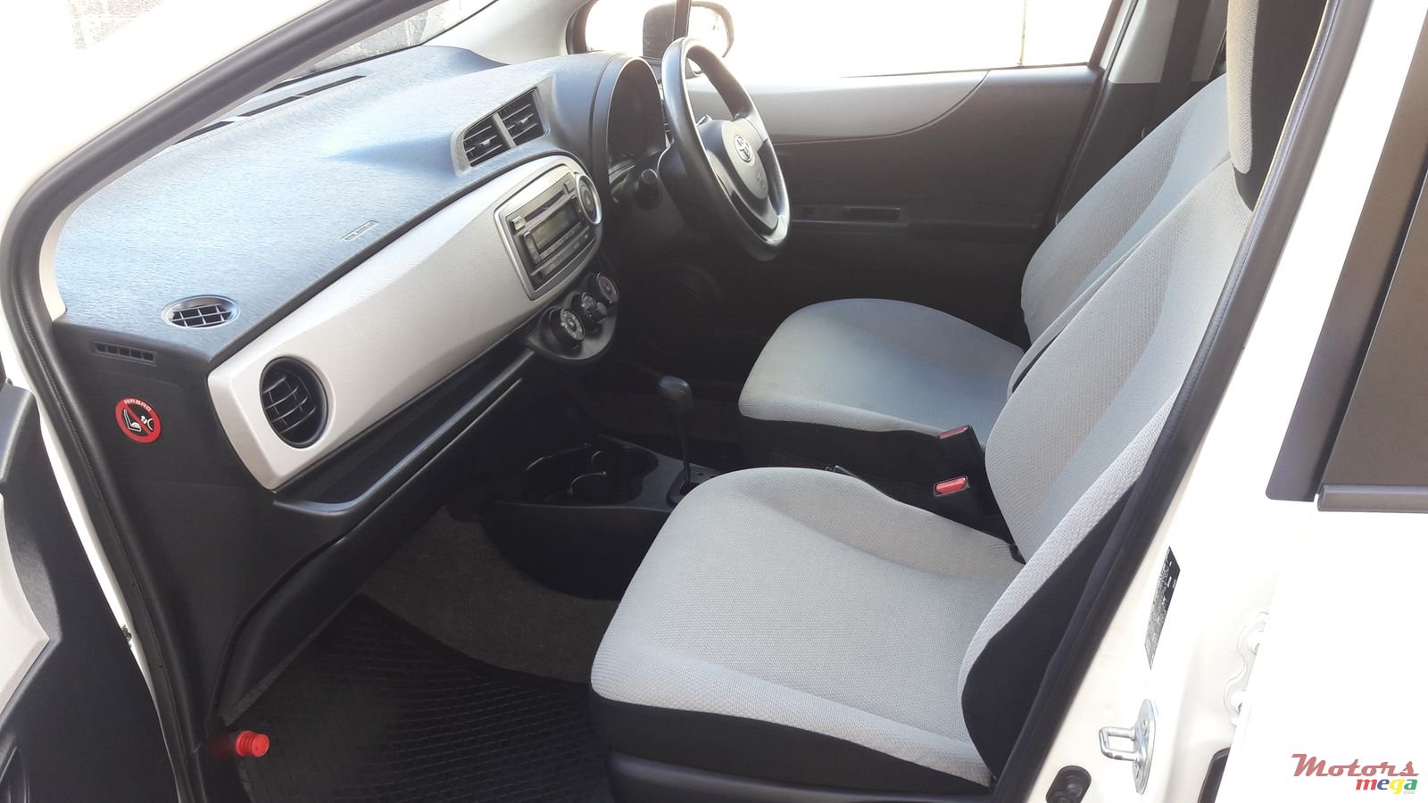 2011' Toyota Vitz 1300cc photo #2