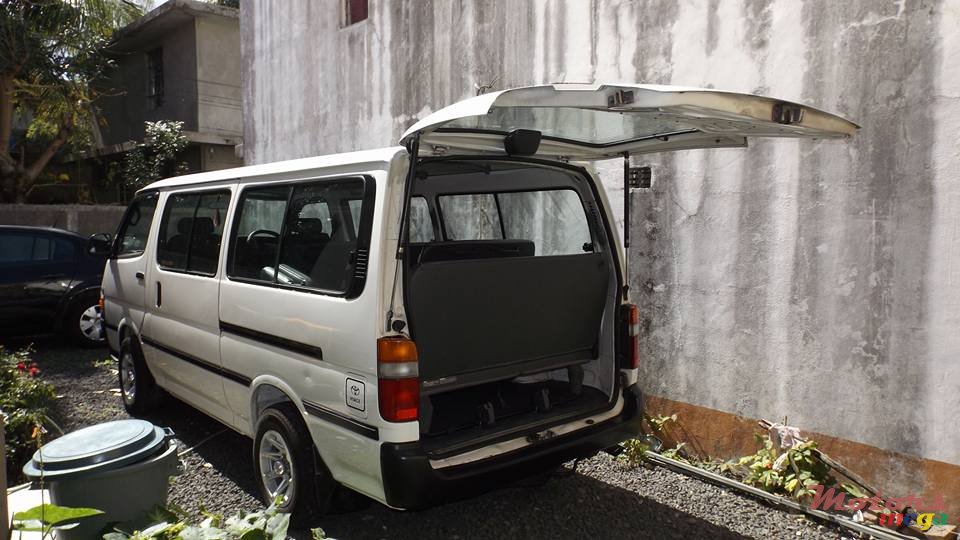 2005' Toyota HiAce photo #4