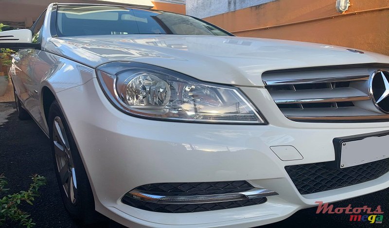 2011' Mercedes-Benz C-Class photo #2