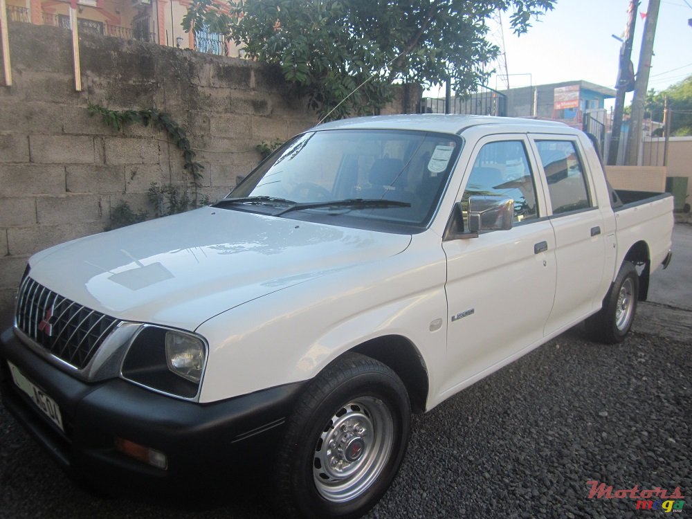 2004' Mitsubishi L200 2x4 photo #1