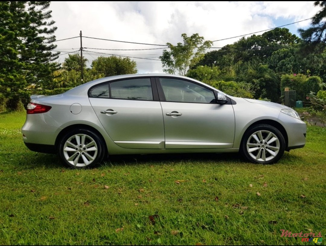 2012' Renault Fluence photo #2