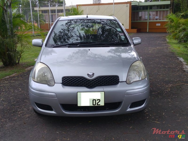 2002' Toyota Vitz photo #1