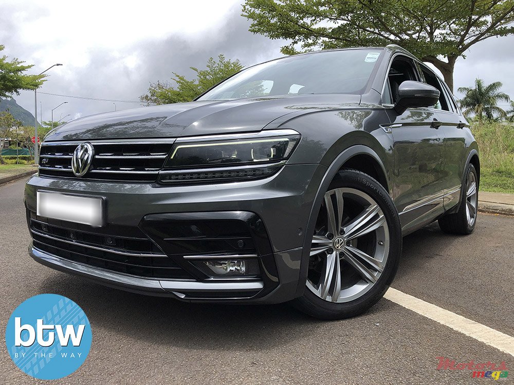 2017' Volkswagen Tiguan R-Line photo #2