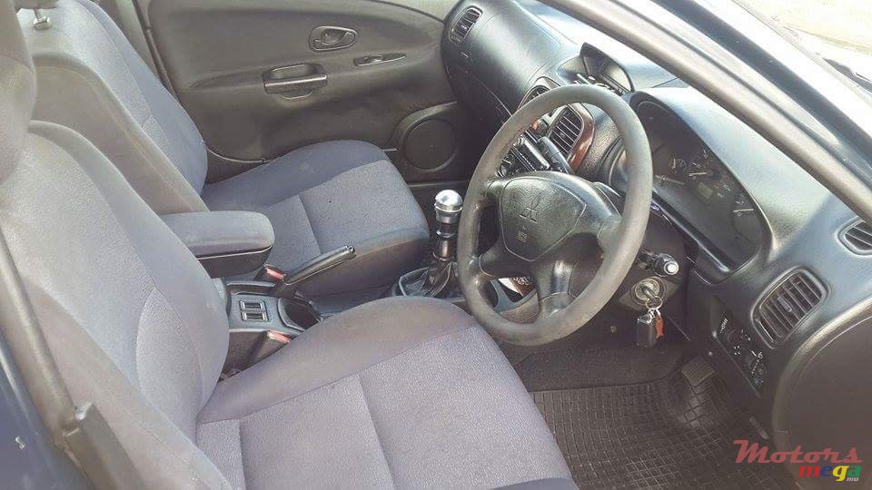 2002' Mitsubishi Carisma photo #4
