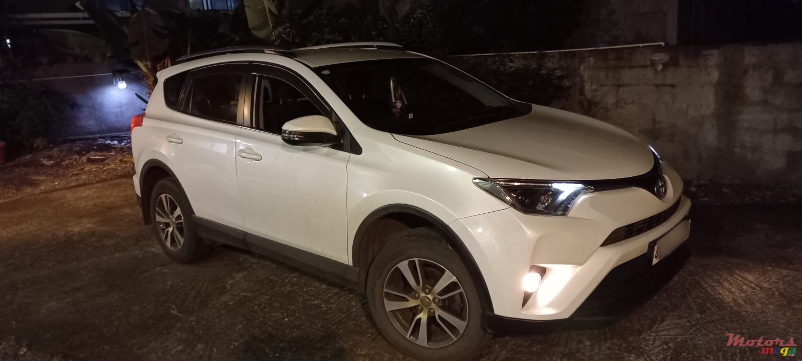 2018' Toyota RAV4 photo #2