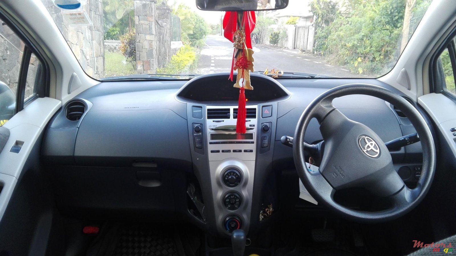 2010' Toyota Vitz photo #2