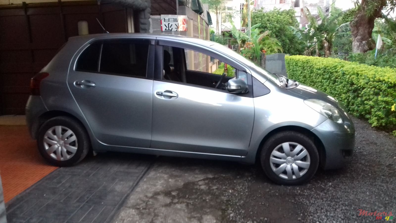 2009' Toyota Vitz photo #2