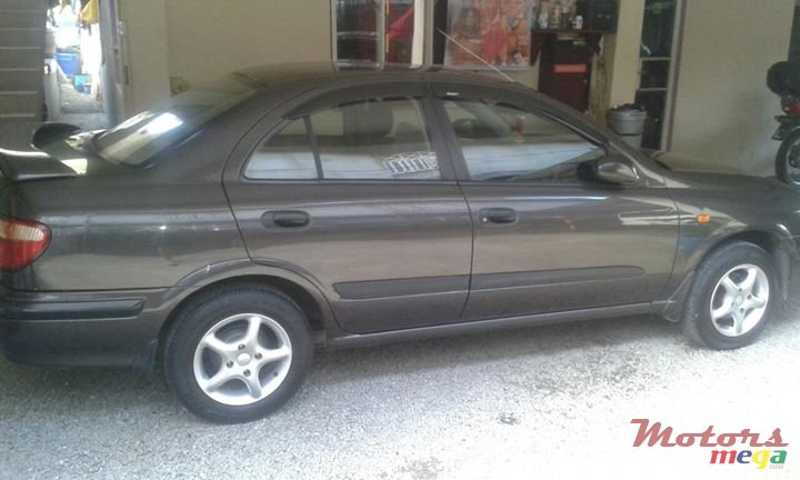 2001' Nissan Sunny photo #1