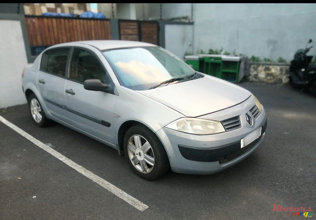 2004' Renault photo #1