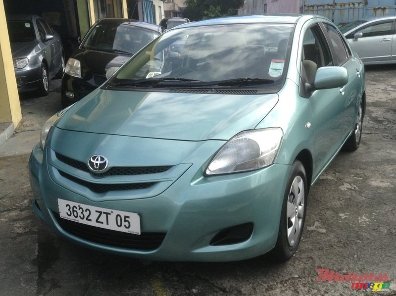 2005' Toyota Belta photo #1