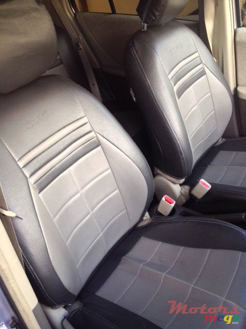 2009' Toyota Vitz photo #5