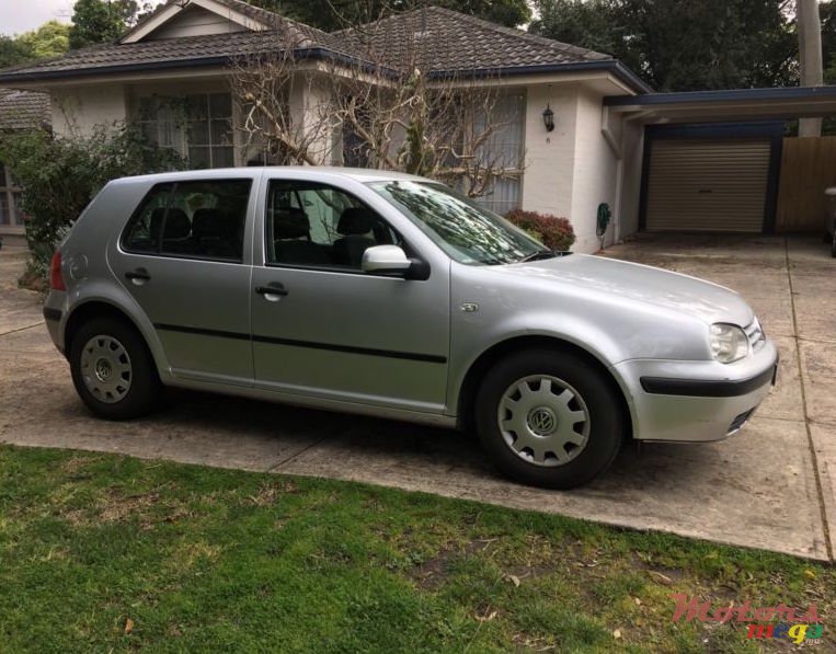 2002' Volkswagen Golf photo #1