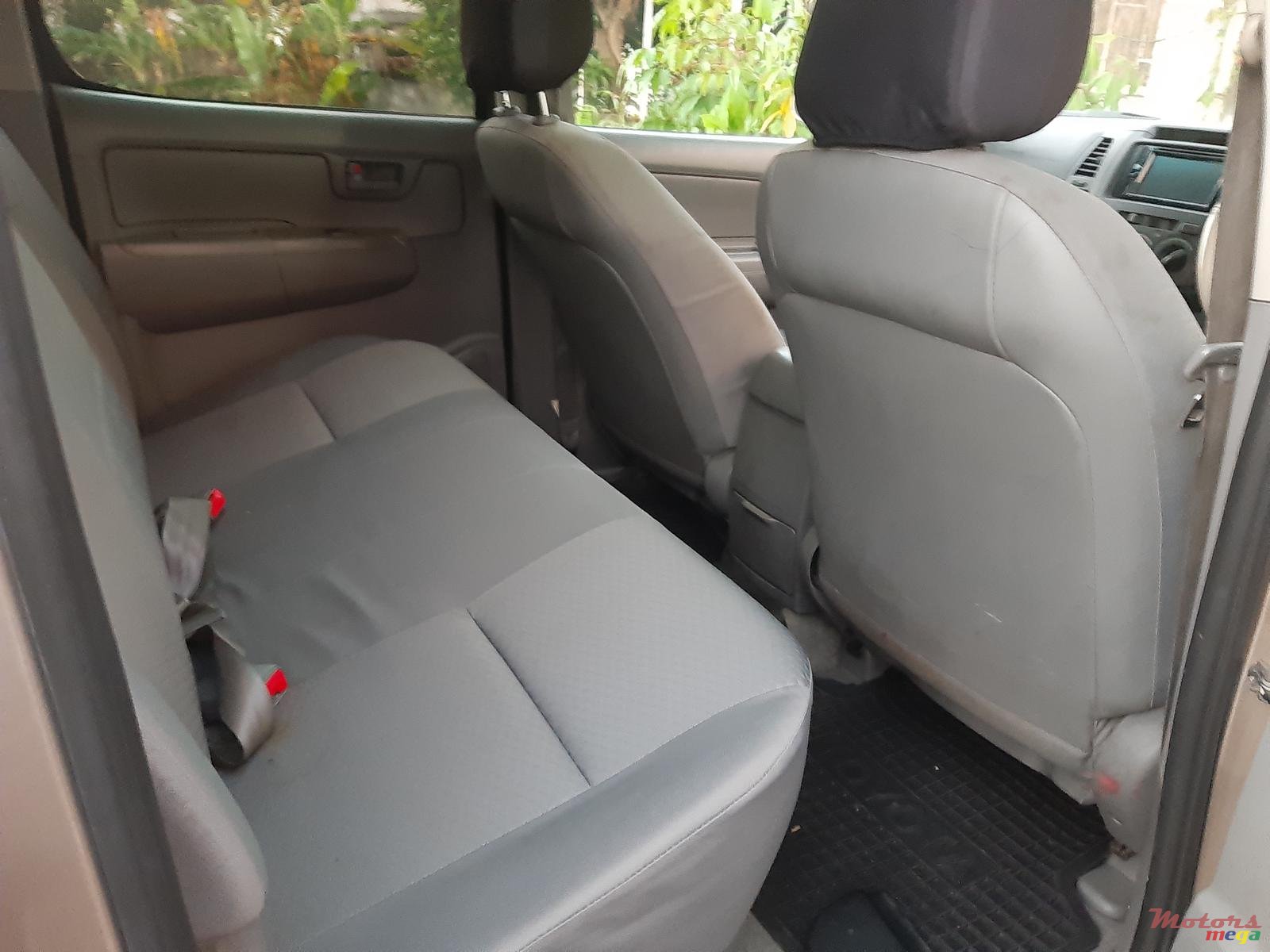 2011' Toyota Hilux 4X4 photo #3