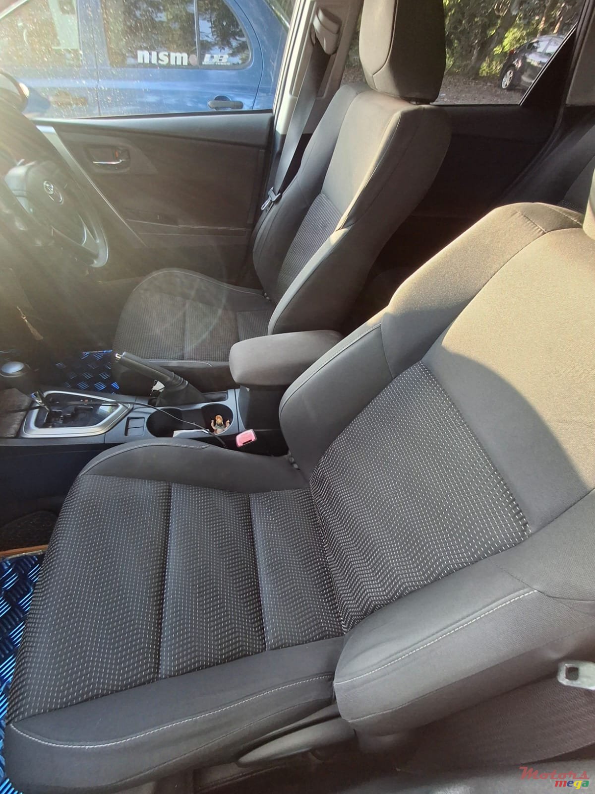 2012' Toyota Auris photo #7