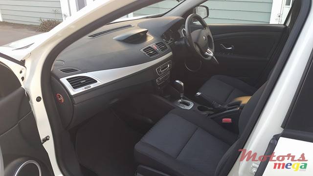 2011' Renault Fluence photo #4