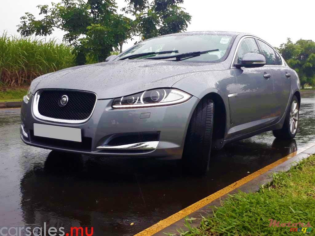 2013' Jaguar XF photo #2