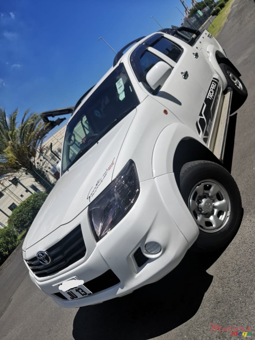 2013' Toyota Hilux 2.5 Turbo 2x4 photo #1