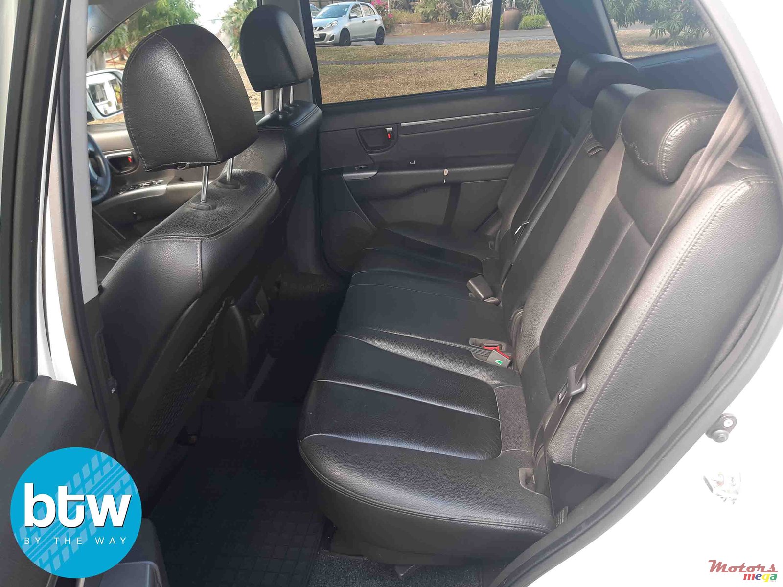 2011' Hyundai Santa Fe 7-seater photo #3