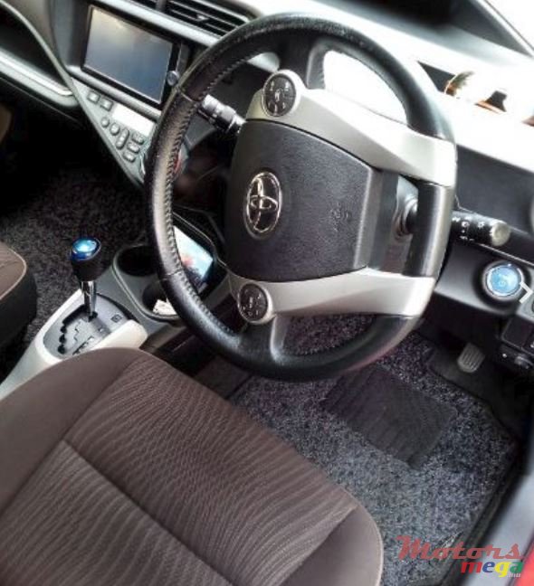 2013' Toyota Aqua photo #2