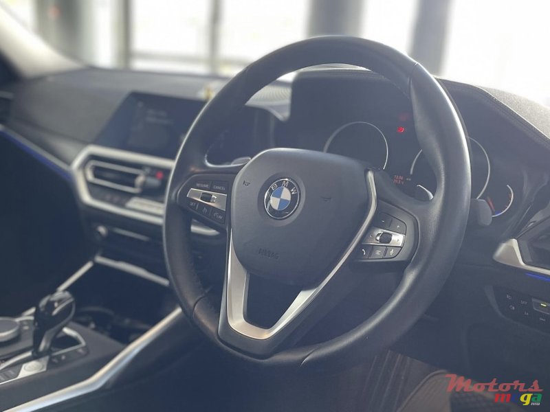 2020' BMW 3 Series Sedan photo #2