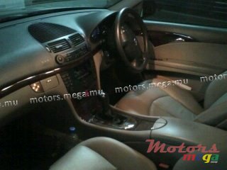2003' Mercedes-Benz E220 CDI photo #3