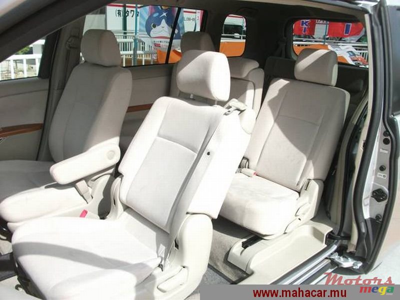 2011' Toyota Isis photo #3