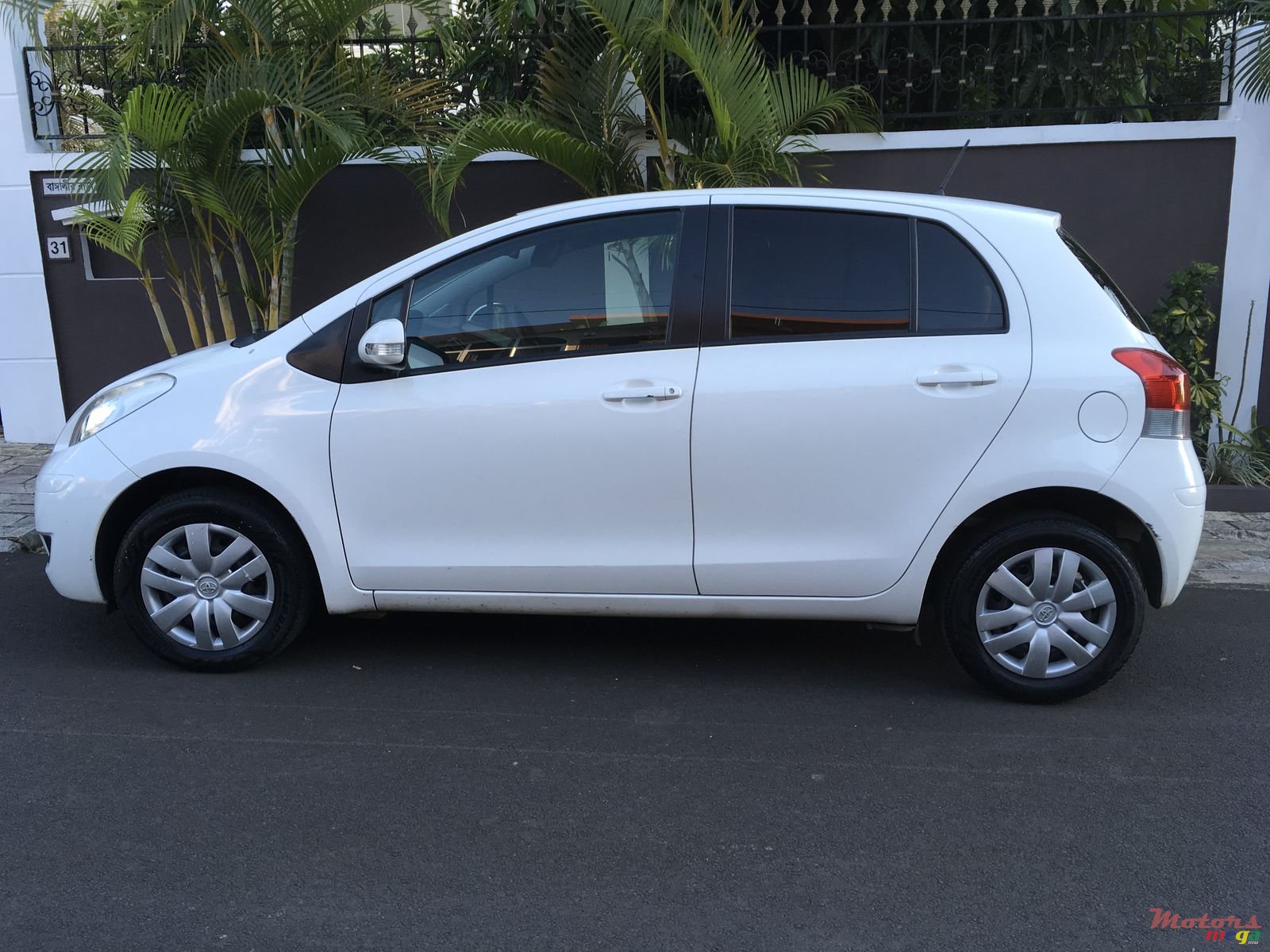 2011' Toyota Vitz photo #2