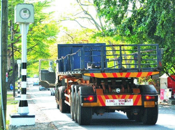 Interdiction des poids lourds aux heures de pointe : Osman Mahomed la justifie aussi par la crise énergétique