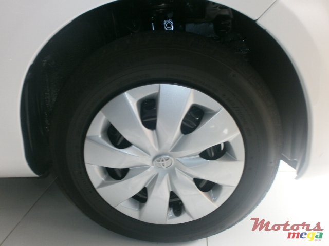2013' Toyota Vitz photo #4