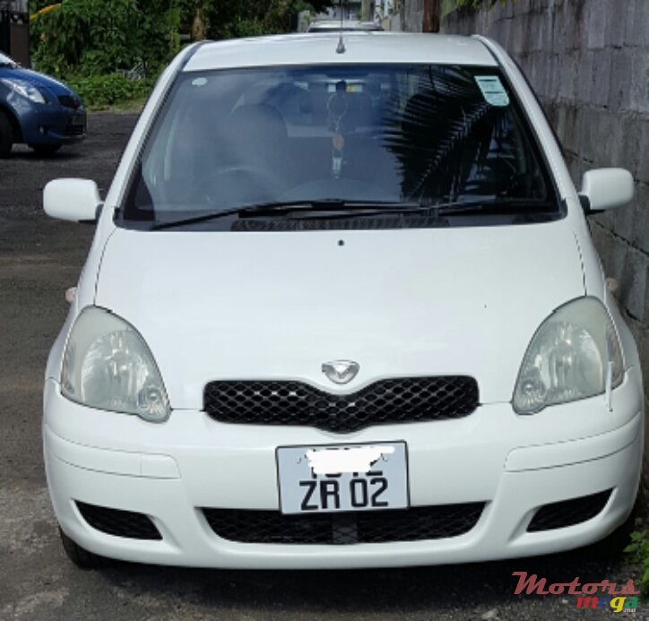 2002' Toyota Vitz photo #1