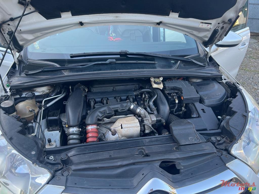 2012' Citroen DS4 photo #4