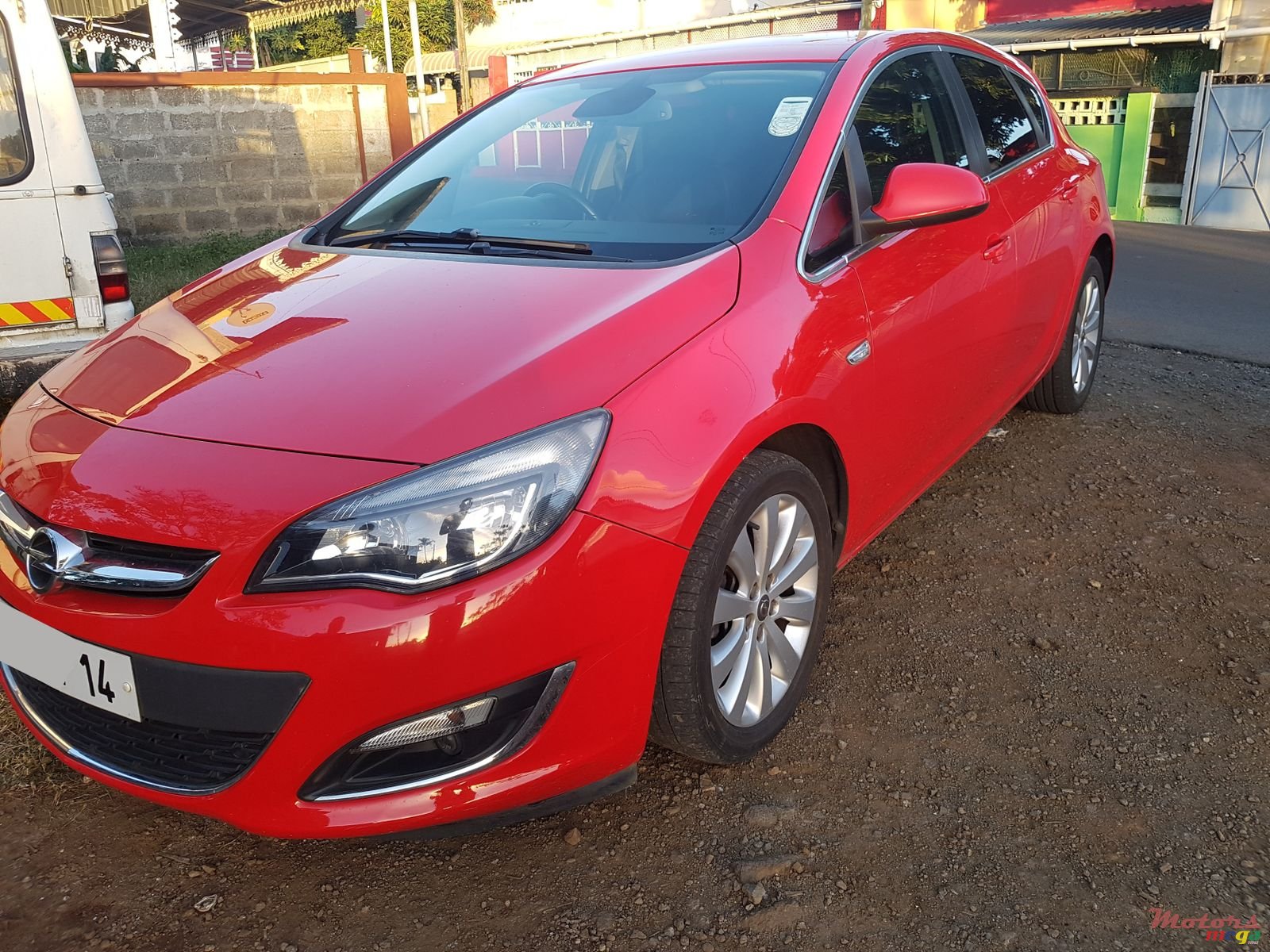 2014' Opel Astra photo #2