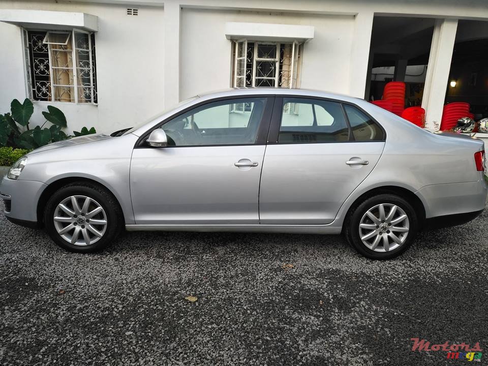 2009' Volkswagen Jetta photo #2