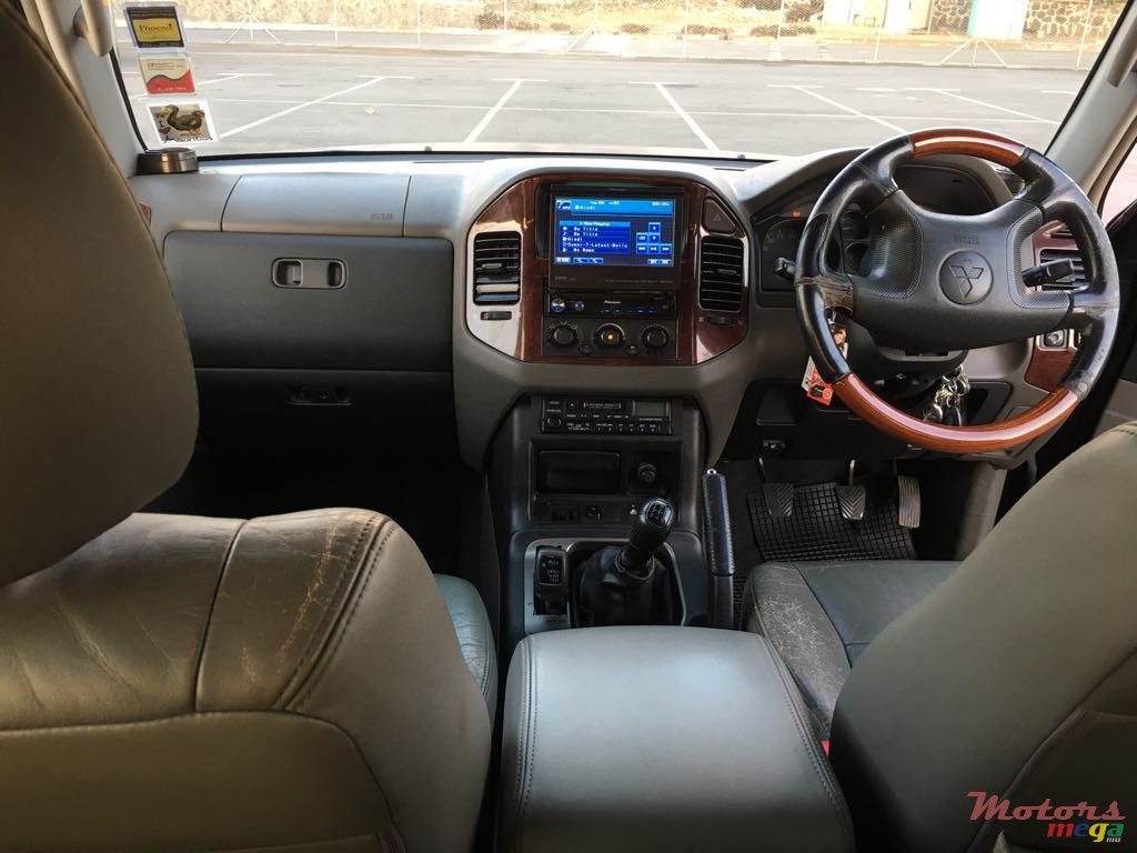 2005' Mitsubishi Pajero photo #4